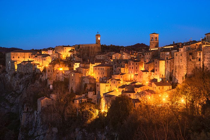 Фотография городского пейзажа Тосканы, средневековая деревня Сорано в синий час.