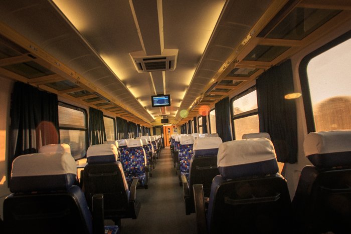 Вид с заднего сиденья одинокого вагона поезда