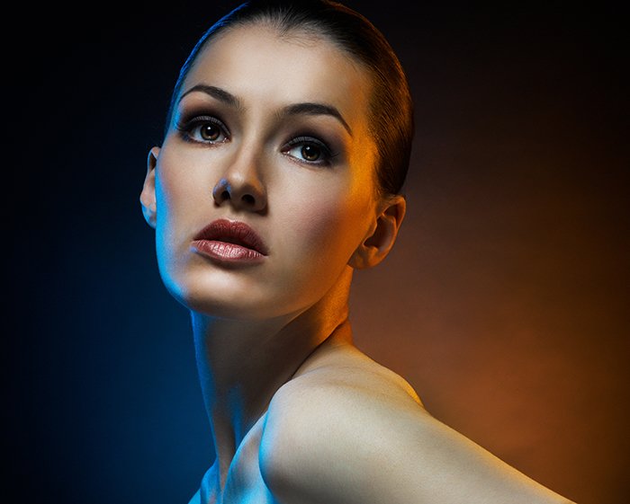 Beauty-портрет модели с двумя разноцветными заливочными огнями.