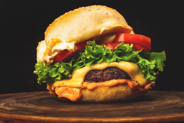 Фотография аппетитного гамбургера крупным планом