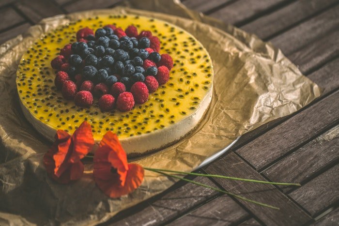 Фотография торта с фруктовым сыром на деревенском столе