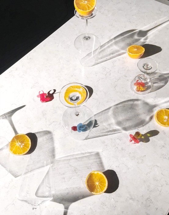 фото стола с бокалами и дольками лимона с голландского ракурса