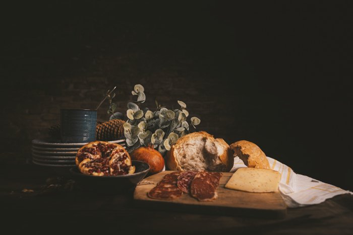 Фотография натюрморта с брадобреем, ветчиной, сыром и тарелками на столе