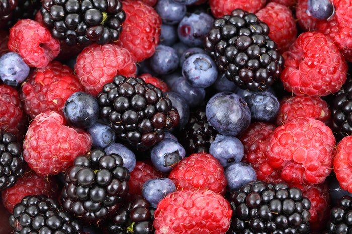 Крупная фотография фруктов малины, черники и ежевики
