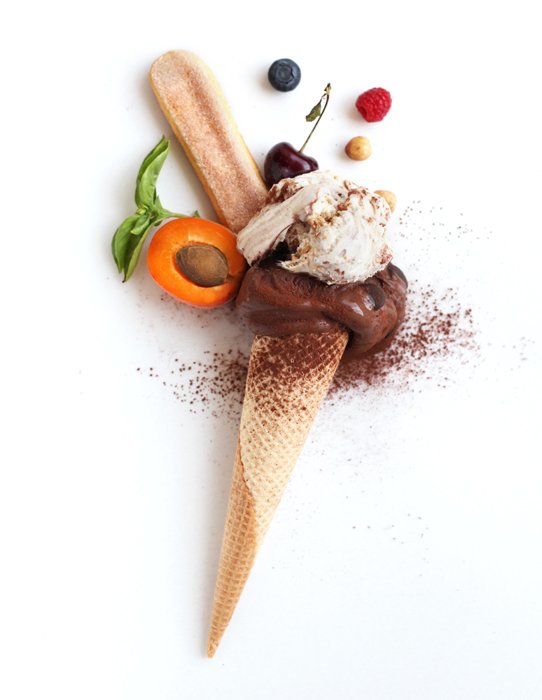 Плоская фотография рожка шоколадного мороженого и ингредиентов