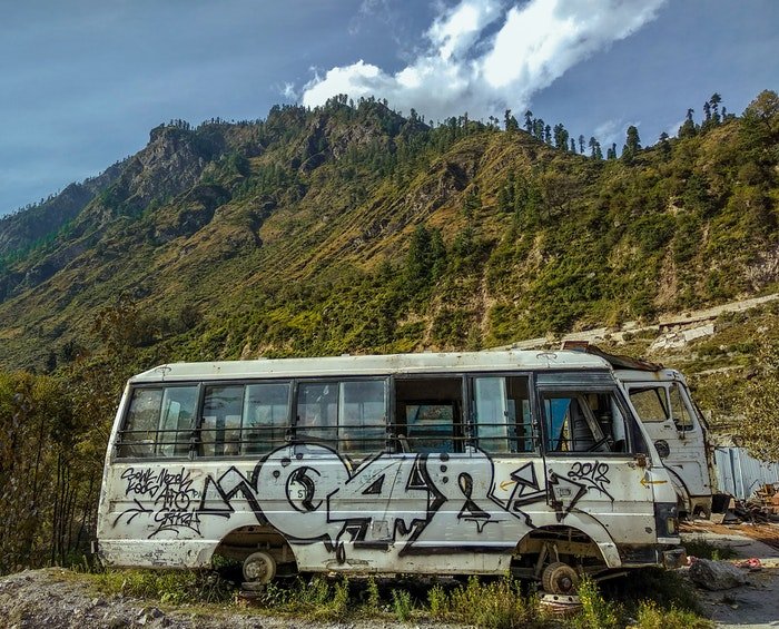Сопоставление фургона с граффити на фоне красоты природы