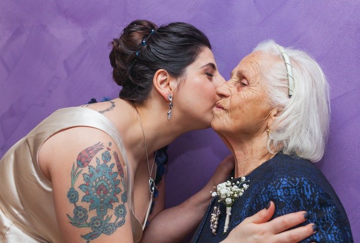 сопоставление татуированной женщины и ее бабушки
