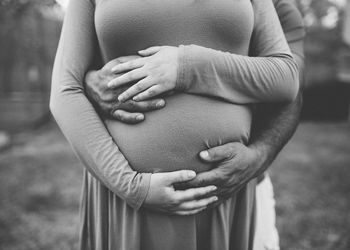 Черно-белая фотография матери со скрещенными руками.