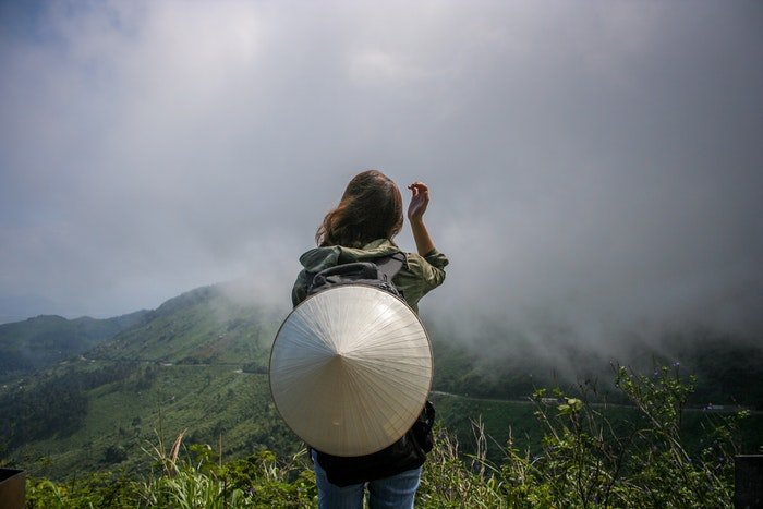 Девушка стоит на фоне горного пейзажа