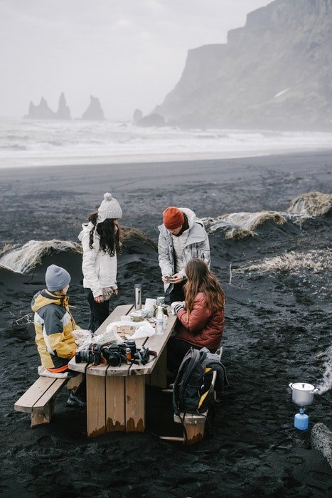 Семья на пикнике на скалистом туманном пляже