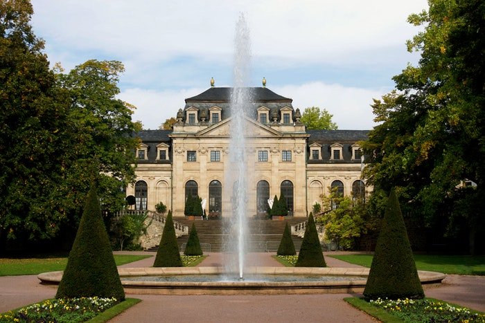 Экстерьер роскошного дома с фонтаном