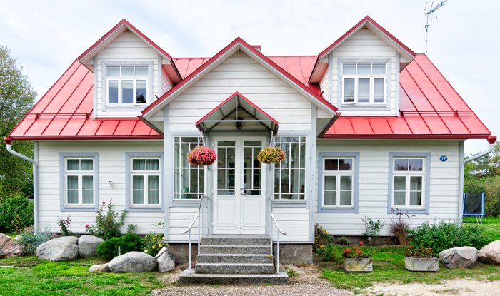 Экстерьер красивого бело-красного дома