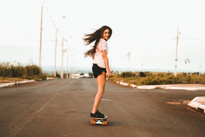 Стоковое фото девушки на скейтборде