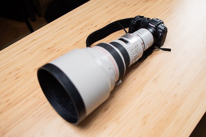 Камера Canon EOS RP с установленным огромным объективом