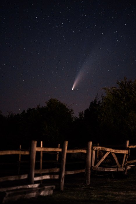 Комета в ночном небе