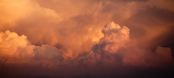 фото облаков оранжевого цвета