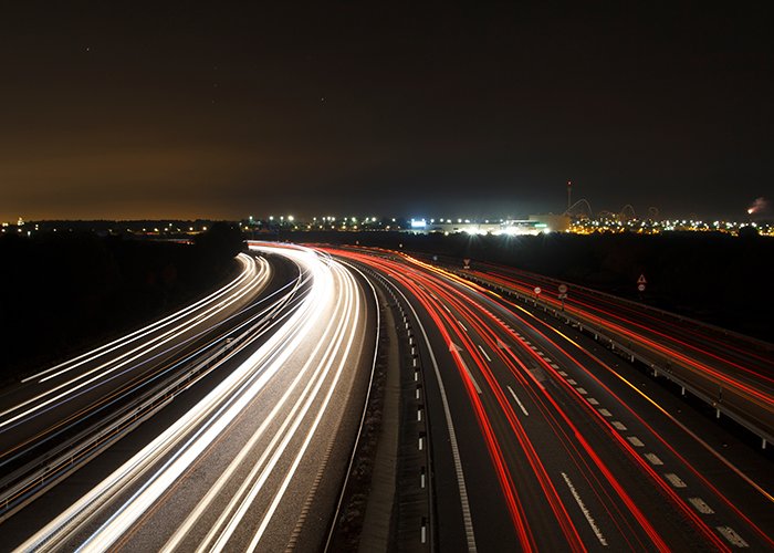 Ночная фотография с длинной выдержкой со светофорами на дороге