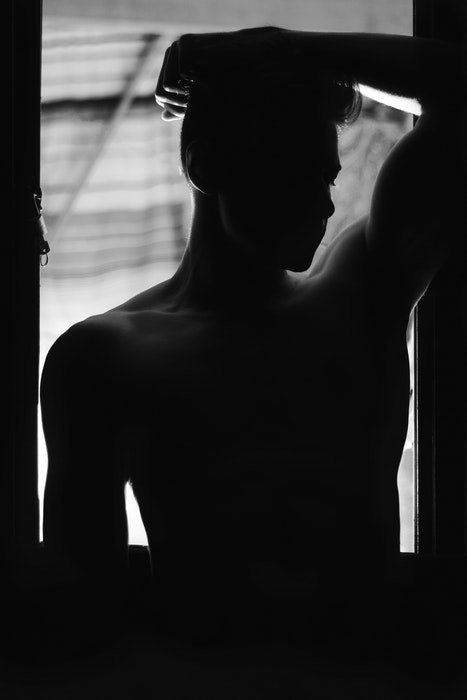 черно-белая фотография силуэта мужского тела
