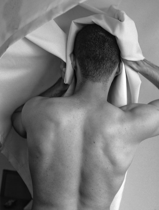 Черно-белая фотография спины мужчины-модели