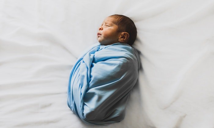 фото новорожденного в маленьком голубом одеяльце