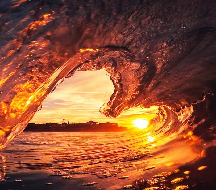 Потрясающий снимок волны на океане