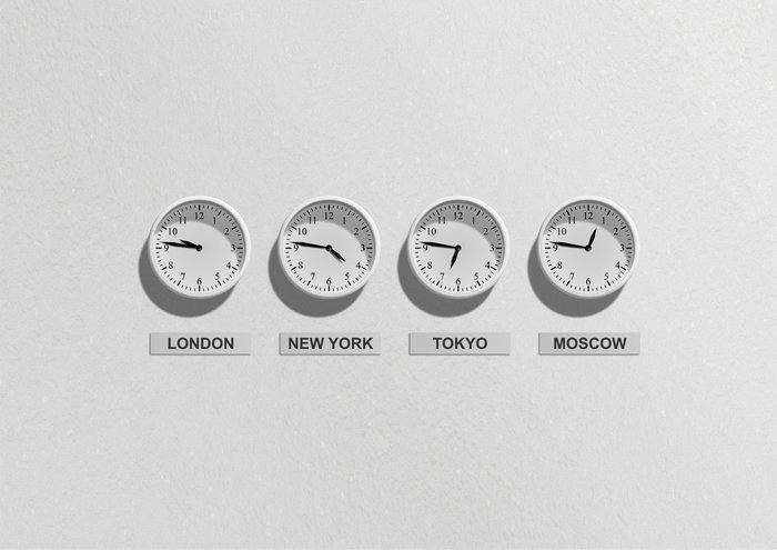 Четверо белых часов настроены на Лондон, Нью-Йорк, Токио, Москву