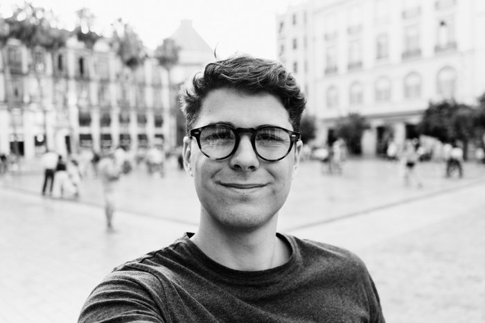 Черно-белый selfie портрет мужчины