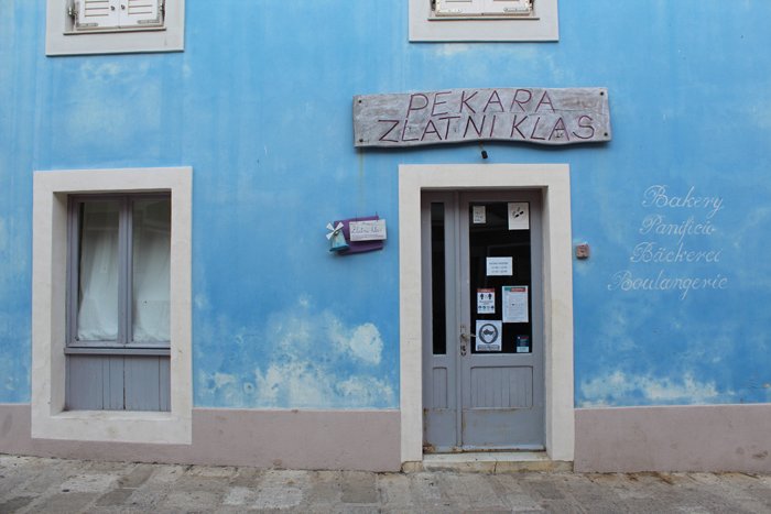 фотография двери в синем здании, снятая на Canon 1300D