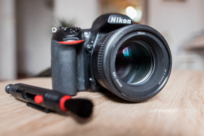 чистый объектив зеркальной камеры Nikon