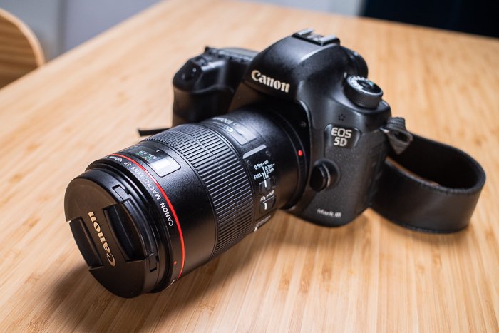 фото Canon EF 100mm f/2.8L, прикрепленного к корпусу камеры