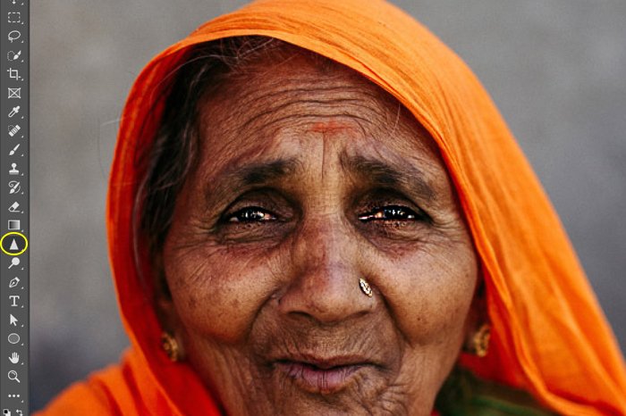 Скриншот, демонстрирующий повышение резкости изображения в Photoshop на примере портрета индийской женщины