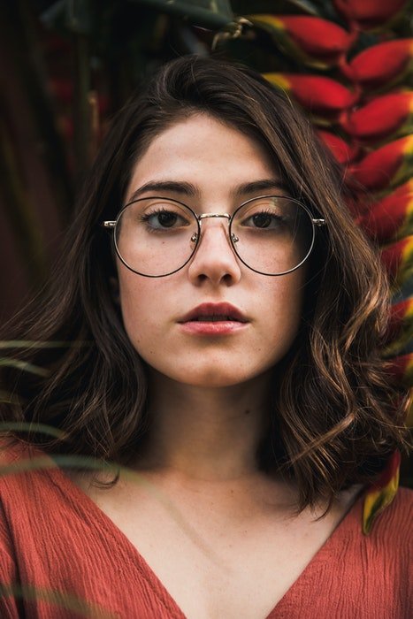 Портрет молодой женщины в очках крупным планом