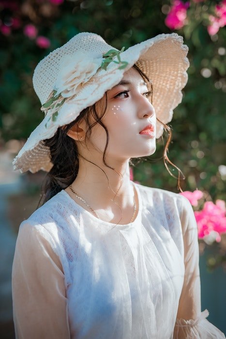 Профильное фото женщины в летней шляпе