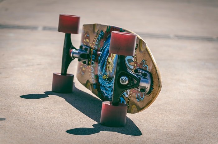 фото крупным планом красочного скейтборда