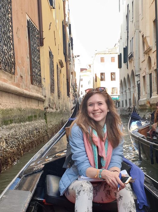 Улыбающаяся девушка на гондоле в Венеции