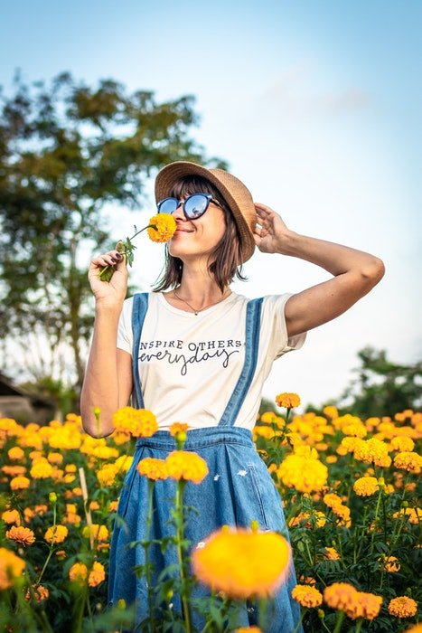 Девушка в поле цветов