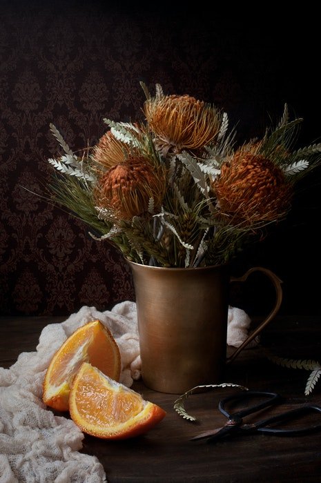 Крутой натюрморт с букетом цветов в медной вазе
