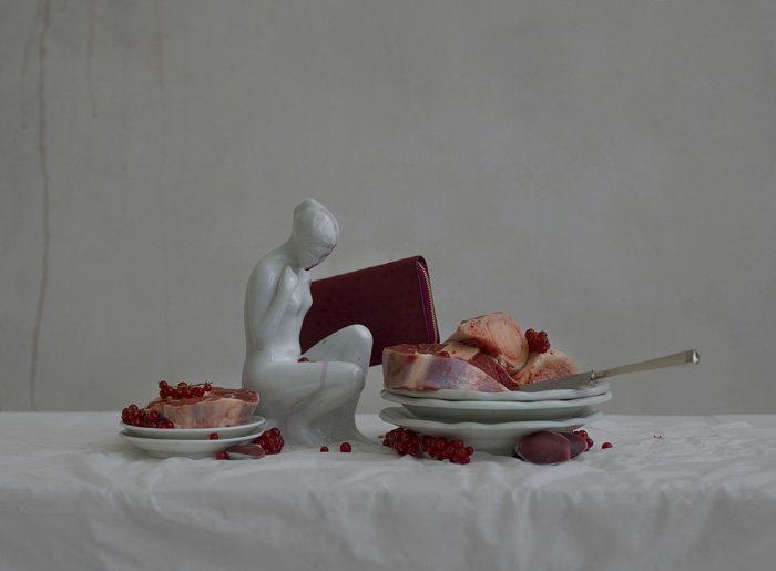 абстрактный натюрморт фото с небольшой скульптурой и двумя тарелками еды