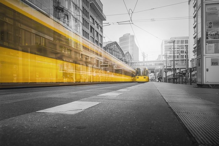 Желтый трамвай с размытием движения