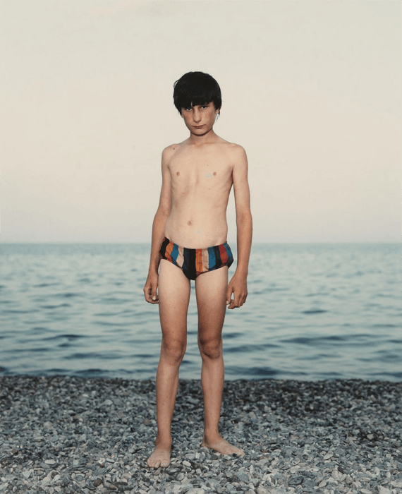 Молодой парень на пляже