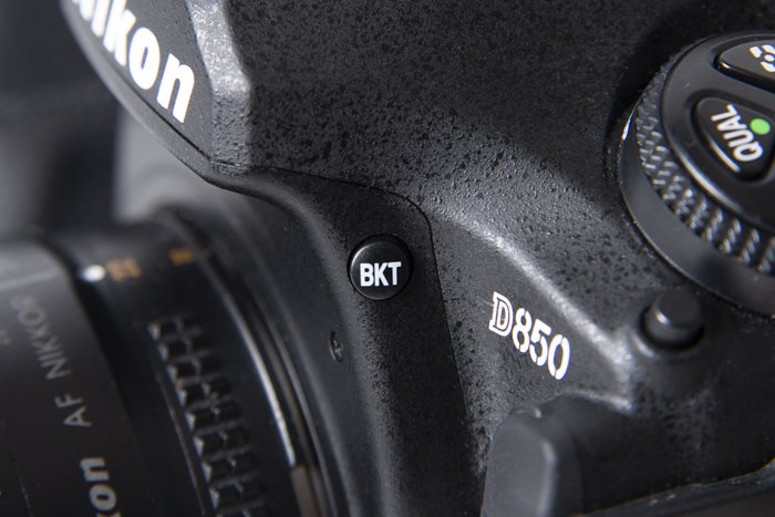 Кнопка брекетинга на зеркальной фотокамере Nikon