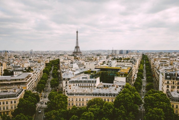 Вид с воздуха на городской пейзаж Парижа