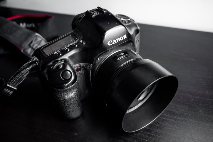 Объектив Canon EF 50mm на зеркальной камере Canon 5D Classic