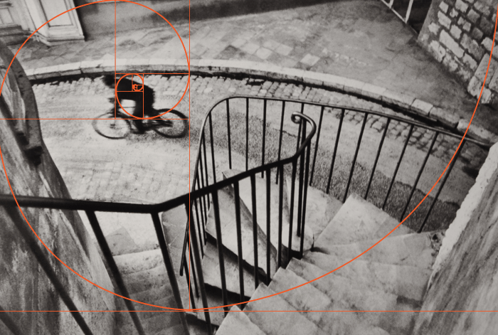 черно-белая фотография велосипедиста, снятая генри картье брессоном сверху с наложением спирали фибоначчи
