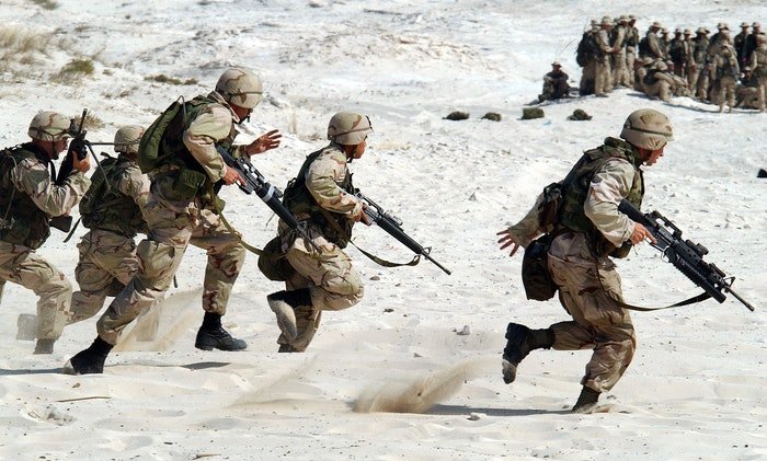 фото военных, бегущих по песку