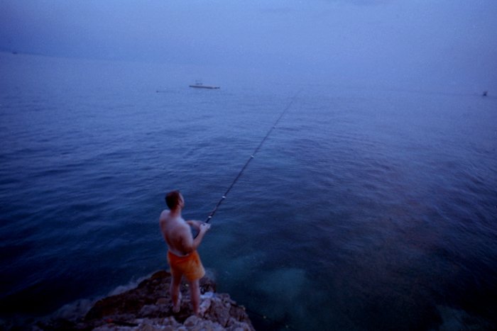 Просроченная пленочная фотография мужчины на рыбалке