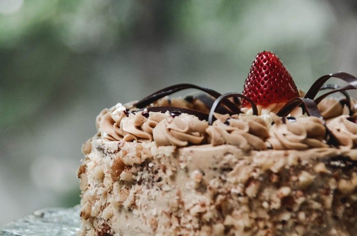 Вкусный торт с клубникой на вершине, создающей фокусную точку