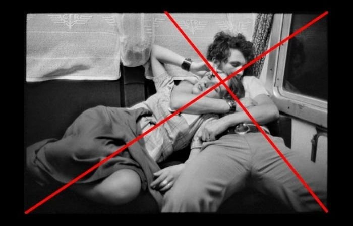 черно-белое изображение анри картер-брессона, на котором мужчина держит женщину в поезде, с наложением диагональных линий