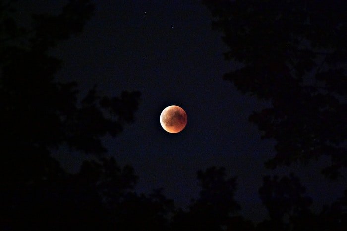 кровавая луна в ночном небе