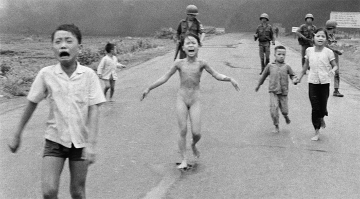 Ник Утс культовое изображение вьетнамского конфликта, где мы видим обнаженную 9-летнюю девочку, бегущую к камере